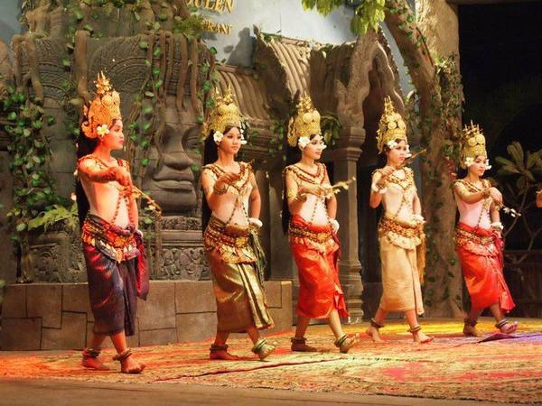 Thưởng thức chương trình ca múa nhạc Apsara truyền thống. Thưởng thức chương trình ca múa nhạc Apsara truyền thống.
