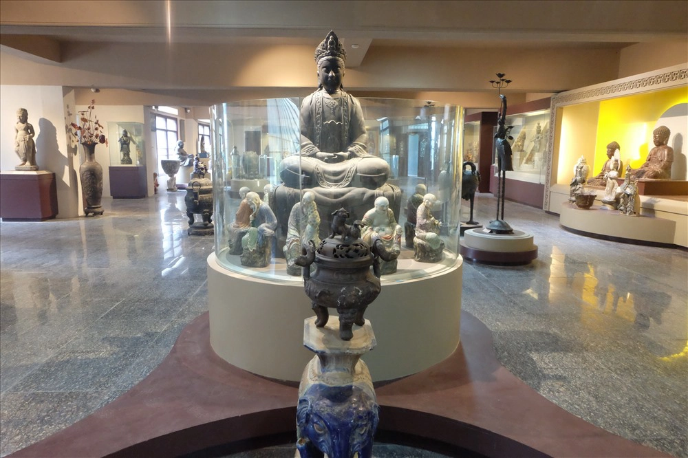 Các bức tượng được trung bày bên trong bảo tàng Phật Học