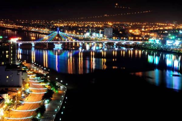 Dạo phố đêm Đà Nẵng. Dạo phố đêm Đà Nẵng.