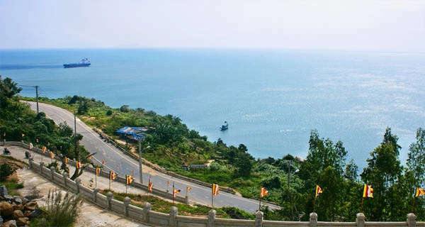 Cảnh biển tuyệt đẹp của Sơn Trà dễ làm say lòng người. Cảnh biển tuyệt đẹp của Sơn Trà dễ làm say lòng người.