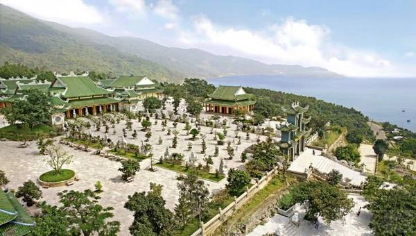 Toàn cảnh chùa Linh Ứng nhìn từ trên cao. Toàn cảnh chùa Linh Ứng nhìn từ trên cao.