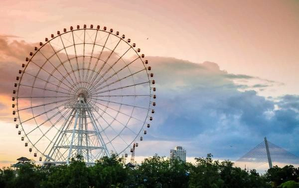 Vẻ đẹp của vòng quay mặt trời Sun Wheel. Vẻ đẹp của vòng quay mặt trời Sun Wheel.