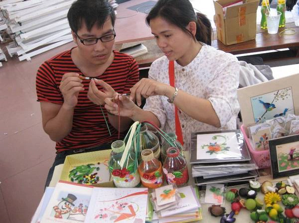 Du khách được hướng dẫn làm tranh cát. Du khách được hướng dẫn làm tranh cát.