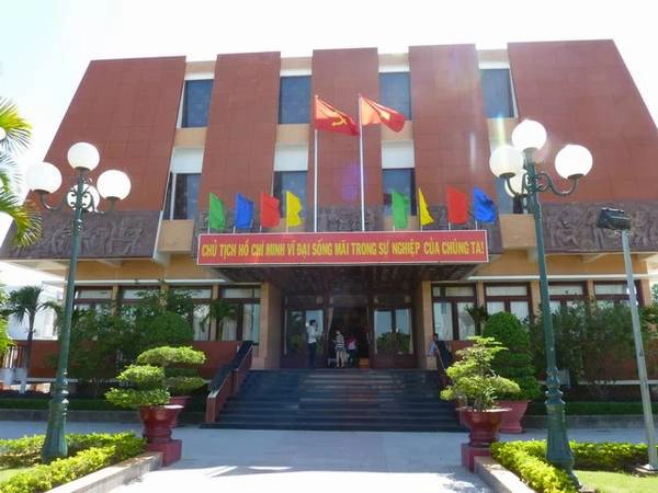 Tham quan Bảo tàng Hồ Chí Minh. Tham quan Bảo tàng Hồ Chí Minh.