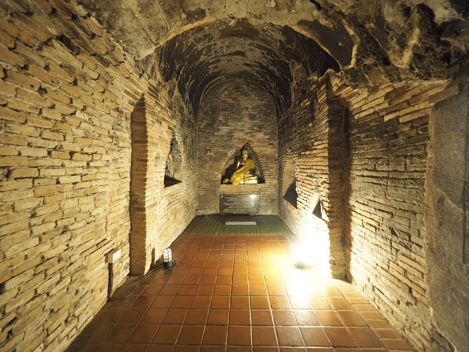 Tượng Phật trong đường hầm. Ảnh: Atsushi Tan.