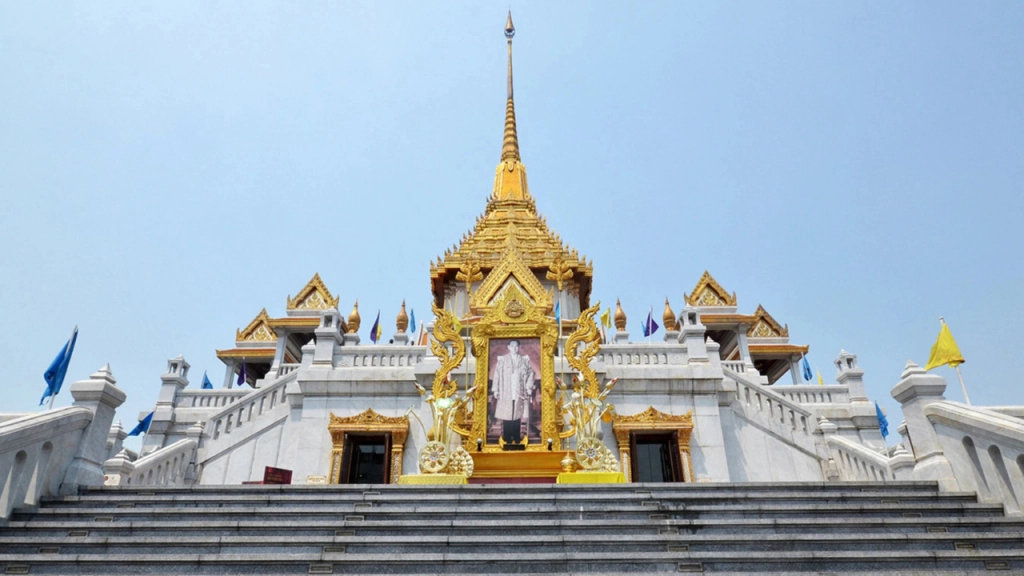 Wat Traimit nhìn từ bên ngoài.