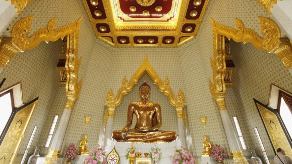 Tượng Phật vàng bên trong chùa Wat Traimit