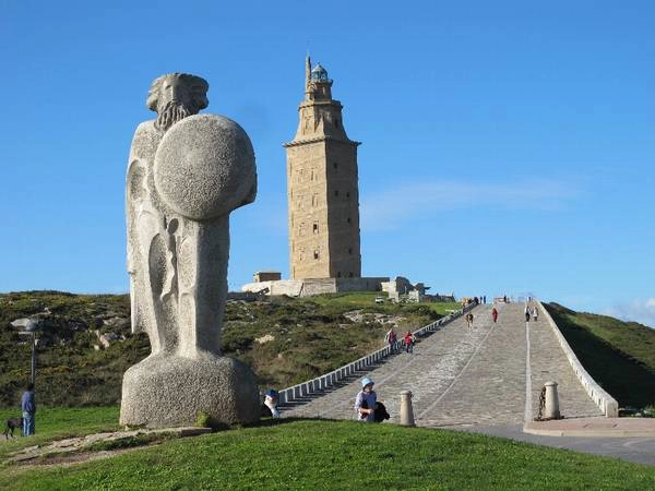 Tower of Hercules là một ngọn hải đăng La Mã cổ đại. Ảnh: thehistoryhub