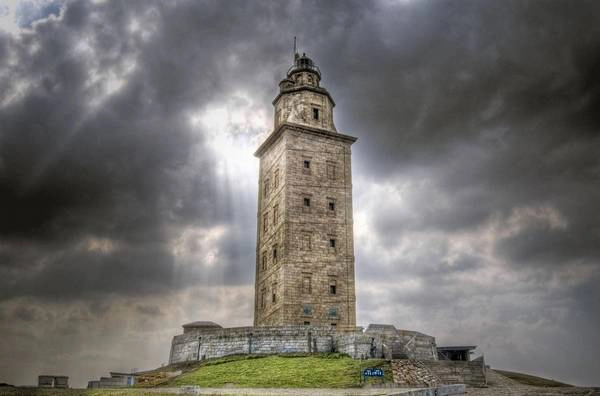 Nơi này nằm trên bán đảo cách trung tâm A Coruña, Galicia khoảng 2,4km. Ảnh: photovide