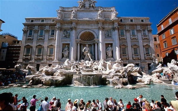 Đài phun nước Trevi là điểm đến hấp dẫn du khách ở Rome. Các du khách đến đây thường ném tiền xu vào bên trong để cầu may mắn. Ảnh: Wantedinrome. Đài phun nước Trevi là điểm đến hấp dẫn du khách ở Rome. Các du khách đến đây thường ném tiền xu vào bên trong để cầu may mắn. Ảnh: Wantedinrome.