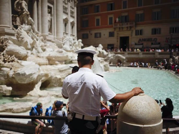 Lực lượng cảnh sát Rome cũng được giao nhiệm vụ giám sát và kiểm tra các địa điểm chặt chẽ hơn trước. Ảnh: AP. Lực lượng cảnh sát Rome cũng được giao nhiệm vụ giám sát và kiểm tra các địa điểm chặt chẽ hơn trước. Ảnh: AP.