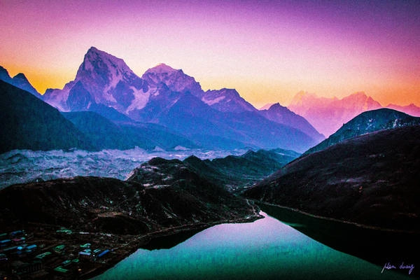 Bình minh ở hồ Gokyo, mình đang leo Gokyo peak đấy, mỗi tội không thành công. Bình minh ở hồ Gokyo, mình đang leo Gokyo peak đấy, mỗi tội không thành công.