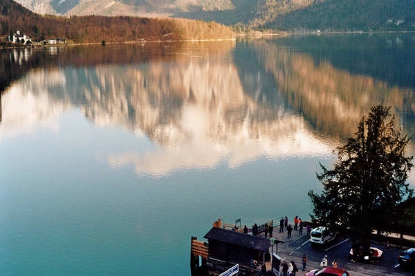 Hallstatt nằm lọt thỏm giữa núi và hồ, cách biệt với bên ngoài. Người ta chỉ có thể đến Hallstatt bằng phà. Hallstatt nằm lọt thỏm giữa núi và hồ, cách biệt với bên ngoài. Người ta chỉ có thể đến Hallstatt bằng phà.