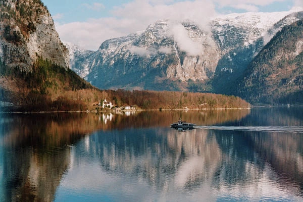 Phà đưa khách từ Hallstatt quay trở lại bến tàu. Phà đưa khách từ Hallstatt quay trở lại bến tàu.