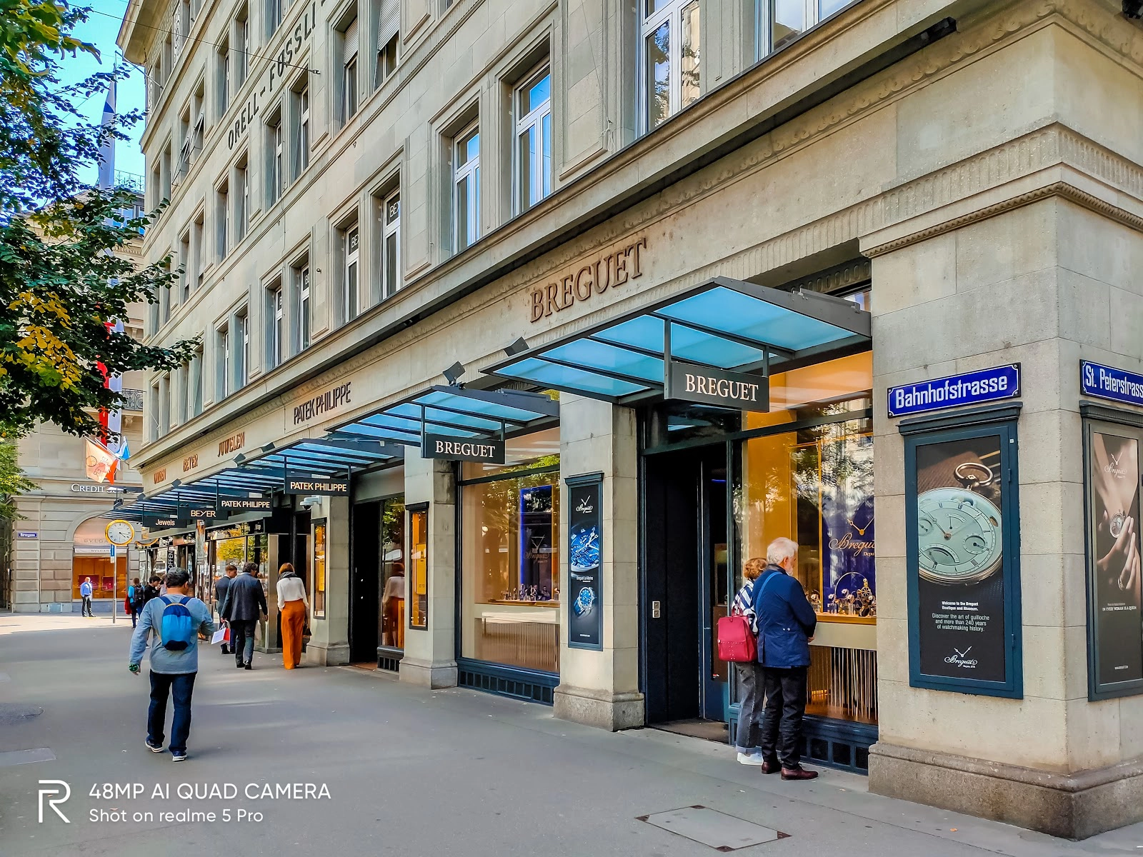 Những thương hiệu đồng hồ xuất hiện rất nhiều trên phố Bahnhofstrasse. Shot on  Realme Pro 5 camera