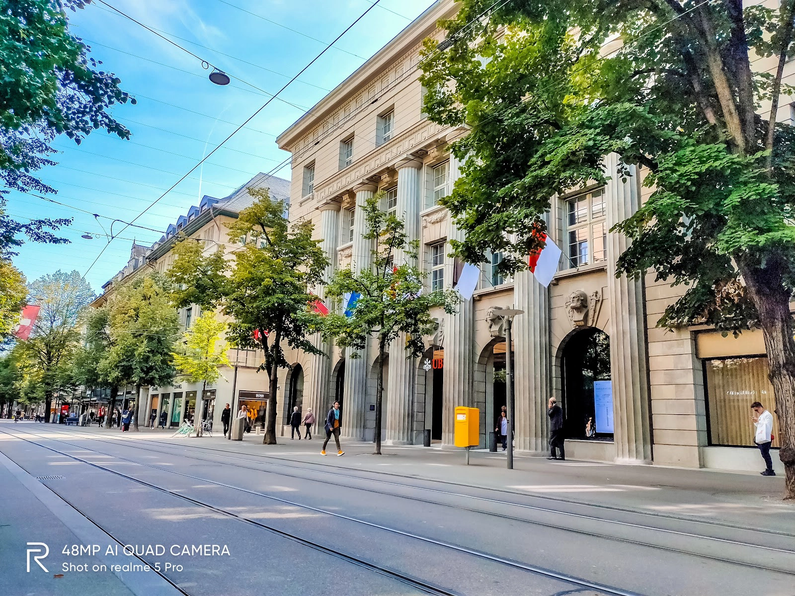 Một dãy phố đồng hồ rất dài ở đại lộ mua sắm Bahnhofstrasse. Shot on  Realme Pro 5 camera