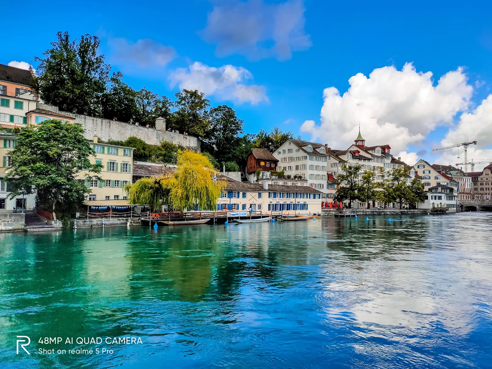 Các ngôi nhà đậm chất châu Âu bên bờ Limmat.  Shot on Realme Pro 5 camera