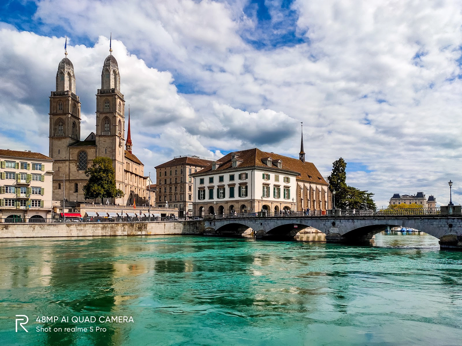 Nhà thờ Grossmuenster và chiếc cầu Munsterbrucke. Shot on Realme Pro 5 camera