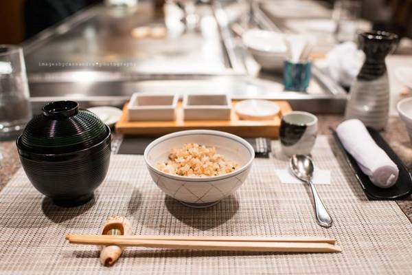1h trưa: Từ đền Meiji hãy di chuyển ra đường Omotesando, tại đây có rất nhiều nhà hàng, quán ăn để bạn lựa chọn. Đây cũng là giờ mà người dân địa phương dùng bữa, vì vậy mà đừng ngạc nhiên khi các quán ăn đều đông nghẹt người và những hàng người đúng chờ dài dằng dặc. Ảnh: Cassandra O'Leary