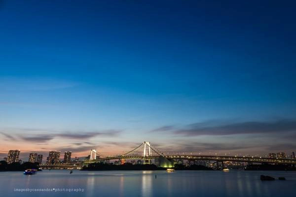 5h chiều: Từ Asakura, lên tàu điện ngầm tuyến Ginza để đến Shimbashi. Từ đây, chuyển sang tuyến Yurrikamome và đi thẳng đến Odaiba. Hành trình này sẽ đưa bạn một địa điểm du lịch vô cùng nổi tiếng: cây cầu Rainbow. Ảnh: Cassandra O'Leary