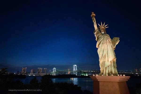 6h30 tối: Đây là thời điểm tuyệt vời để chụp lại hình ảnh của thành phố Tokyo khi lên đèn. Ngoài việc chụp lại hình ảnh cây cầu Rainbow, bạn cũng có thể chụp lại bất cứ khung hình đẹp nào, chẳng hạn như bản sao của tượng Nữ thần tự do ở khu vực này chẳng hạn.