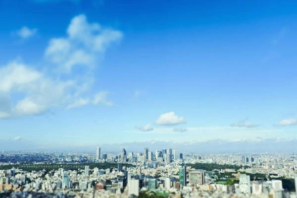 11h sáng: Nếu bạn là một người yêu thích các trải nghiệm phiêu lưu mạo hiểm, thì hãy di chuyển lên Sky Deck – tầng cao nhất của tòa tháp Mori Tower, để thu tất cả khung cảnh thành phố Tokyo rộng lớn vào tầm mắt. Dĩ nhiên Sky Deck sẽ không có các ô kính bảo vệ, do vậy nên cẩn thận một chút khi tham quan. Ảnh: Cassandra O'Leary