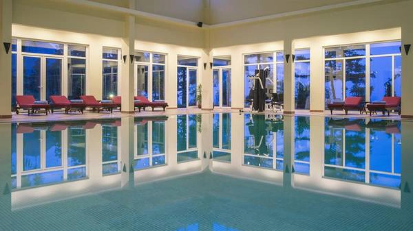 Hồ bơi nước nóng bên trong resort Hồ bơi nước nóng bên trong resort