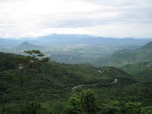 Với chiều dài khoảng 18.5 km, uốn lượn qua núi non trập trùng và rừng thông tạo thành những khúc cua như “con rắn khổng lồ”, đèo Ngoạn Mục luôn để lại ấn tượng sâu sắc cho du khách. Ảnh: Wiki.