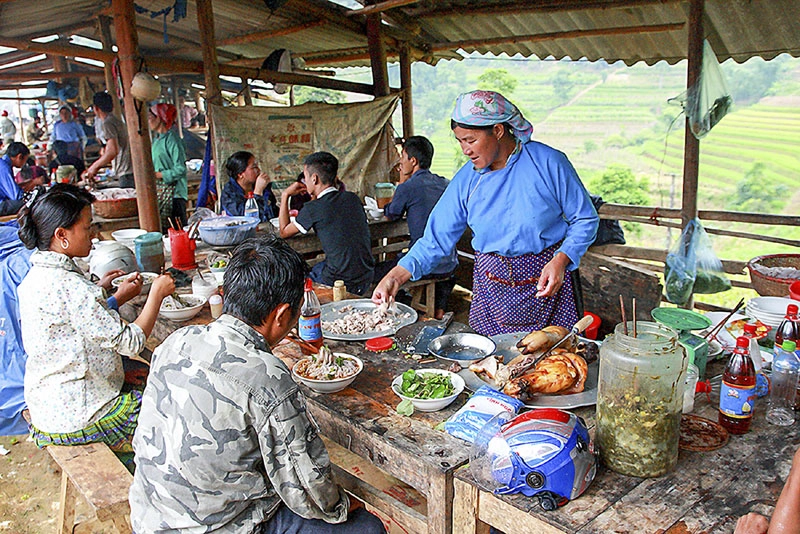 Những quán hàng ăn ở chợ trâu luôn đông khách Những quán hàng ăn ở chợ trâu luôn đông khách