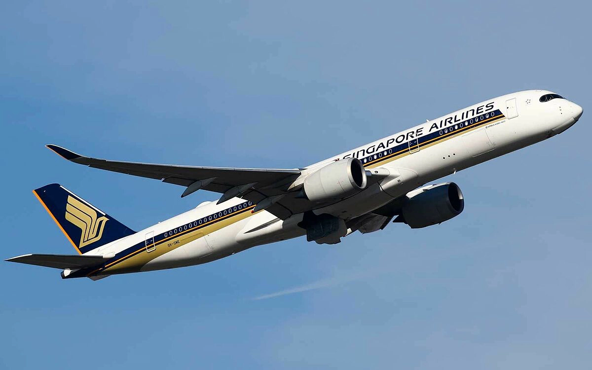 Singapore Airlines Airbus A350-900 climbing out of runway 27