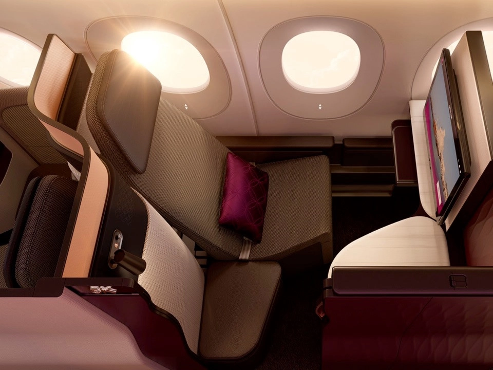 Phần lớn chuyến bay của Qatar Airways sử dụng Boeing 777 và Airbus A350 . Đặc biệt, khoang thương gia Qsuites được thiết kế để mang lại cảm giác thoải mái nhất cho hành khách với nhiều lối đi hơn và thêm cửa có thể đóng lại nhằm tạo không gian riêng tư. Phần lớn chuyến bay của Qatar Airways sử dụng Boeing 777 và Airbus A350 . Đặc biệt, khoang thương gia Qsuites được thiết kế để mang lại cảm giác thoải mái nhất cho hành khách với nhiều lối đi hơn và thêm cửa có thể đóng lại nhằm tạo không gian riêng tư.