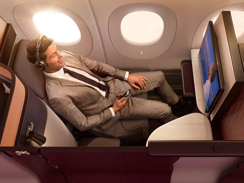 Với mỗi chuyến bay, Qatar Airways cung cấp khoảng 4.000 kênh ca nhạc, phim ảnh, chương trình truyền hình nhằm phục vụ nhu cầu giải trí của hành khách. Với mỗi chuyến bay, Qatar Airways cung cấp khoảng 4.000 kênh ca nhạc, phim ảnh, chương trình truyền hình nhằm phục vụ nhu cầu giải trí của hành khách.