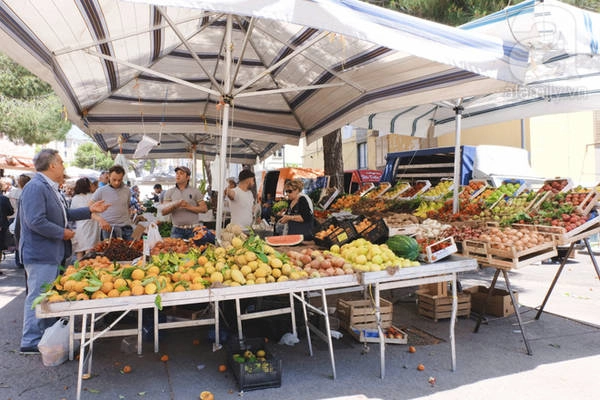 Chợ nông sản ở Italia chỉ có trái cây, củ quả chứ không có thịt cá như ở chợ Việt. Chợ nông sản ở Italia chỉ có trái cây, củ quả chứ không có thịt cá như ở chợ Việt.