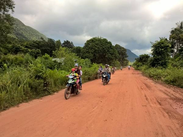 Đoạn đường đầu khá dễ đi và còn đông người. Ảnh: Tiểu Duy Đoạn đường đầu khá dễ đi và còn đông người. Ảnh: Tiểu Duy