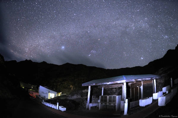 Bầu trời đêm lãng mạn trên đảo Aogashima - Ảnh: whenonearth trai-nghiem-dao-nui-lua-o-aogashima-ivivu-11