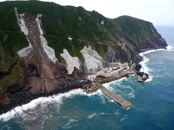 Cảng Sanpō, nơi tàu phà cập vào đảo Aogashima - Ảnh: flickr trai-nghiem-dao-nui-lua-o-aogashima-ivivu-2