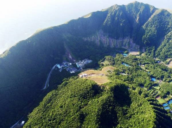 Đảo Aogashima với những vách đá cao vút bao bọc xung quanh - Ảnh: wordpress trai-nghiem-dao-nui-lua-o-aogashima-ivivu-5