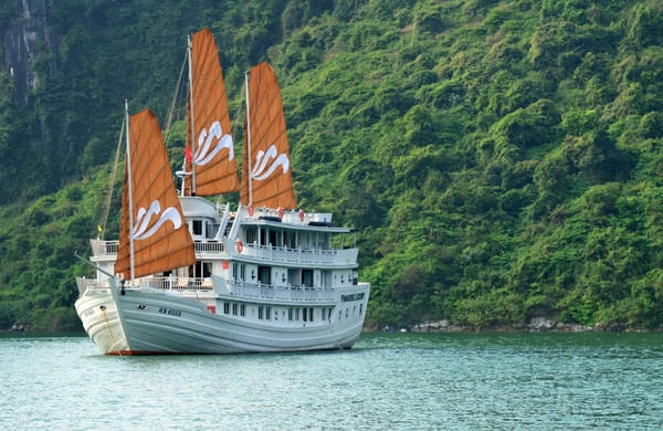 Du thuyền Paradise Cruise - một trong những du thuyền mang đẳng cấp quốc tế và sang trọng bậc nhất trên vịnh Hạ Long.