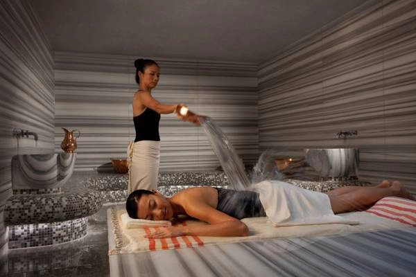Du khách trải nghiệm liệu pháp Hammam độc đáo, giúp phục hồi sức khỏe và thư giãn. Du khách trải nghiệm liệu pháp Hammam độc đáo, giúp phục hồi sức khỏe và thư giãn.