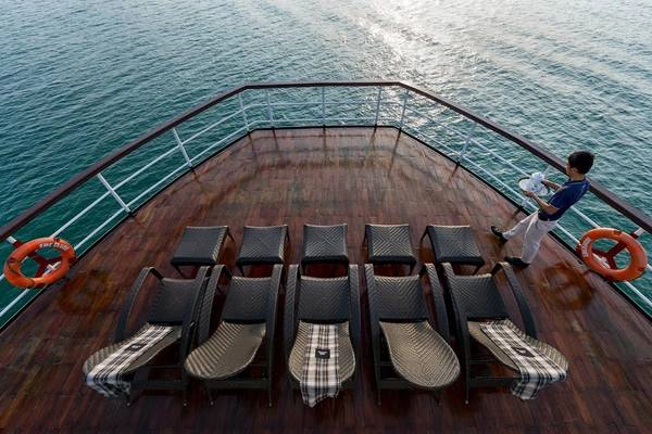 Du khách có thể tắm nắng trên boong tàu rộng rãi.