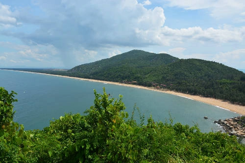 Bãi biển Thạch Hải hoang sơ nhìn từ trên cao. Bãi biển Thạch Hải hoang sơ nhìn từ trên cao.