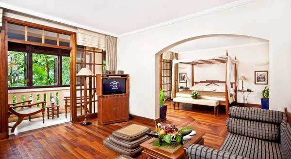 Phòng có ban công riêng với ghế ngồi hướng vườn hoặc hồ bơi nước mặn. Ảnh: victoriahotels.asia
