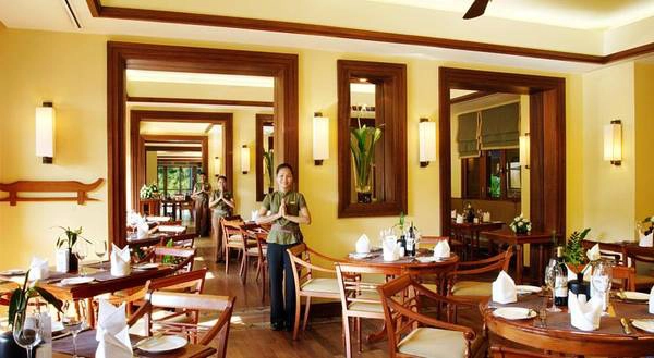 Nhân viên nhiệt tình vui vẻ tại nhà hàng L'Escale. Ảnh: victoriahotels.asia
