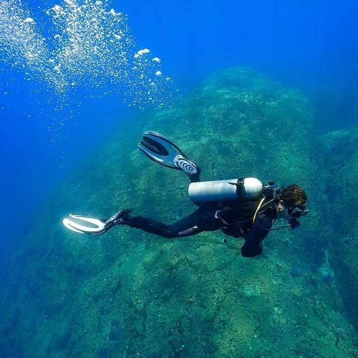 Lưu ý khi lặn, du khách không nên bẻ san hô mang về đất liền. Ngoài ra, ở đây còn có nhiều trò chơi cảm giác mạnh hấp dẫn du khách như cano kéo dù bay, cano kéo phao chuối, chạy moto nước... Ảnh: Joe_komodo.