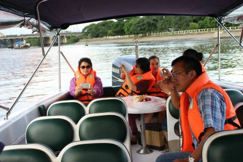 Trên mỗi chiếc tàu du lịch được trang bị đầy đủ bàn ngồi ăn uống, ghế tựa lưng, áo phao.