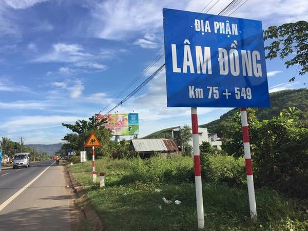 Cung đường từ TP HCM đi Đà Lạt không quá khó đi. Mặt đường khá đẹp và rộng rãi, đèo không quá nguy hiểm. Khung cảnh hai bên đường thật khó chê. Nếu đi đúng mùa hoa dã quỳ, chắc chắn bạn phải dừng chân lại chụp ảnh. Cung đường từ TP HCM đi Đà Lạt không quá khó đi. Mặt đường khá đẹp và rộng rãi, đèo không quá nguy hiểm. Khung cảnh hai bên đường thật khó chê. Nếu đi đúng mùa hoa dã quỳ, chắc chắn bạn phải dừng chân lại chụp ảnh.