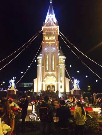 Sau khi ăn no nê, chúng tôi đến nhà thờ Con Gà chơi đêm rồi về nghỉ ngơi. Sau khi ăn no nê, chúng tôi đến nhà thờ Con Gà chơi đêm rồi về nghỉ ngơi.