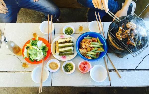 Ngày thứ 3: Chúng tôi thức dậy khá muộn vì cái se lạnh, và chăn dày làm cho chúng tôi không thể thắng nổi cơn ngủ nướng sau 2 ngày vui chơi mệt nghỉ. Cả nhóm quyết định gộp buổi ăn sáng và trưa. Chúng tôi tìm đến một quán vì nghe ở đây có món gà nướng đặc sản, nhưng khi lội đèo 20 km thì đúng như quảng cáo: "chủ rất chảnh". Ngày thứ 3: Chúng tôi thức dậy khá muộn vì cái se lạnh, và chăn dày làm cho chúng tôi không thể thắng nổi cơn ngủ nướng sau 2 ngày vui chơi mệt nghỉ. Cả nhóm quyết định gộp buổi ăn sáng và trưa. Chúng tôi tìm đến một quán vì nghe ở đây có món gà nướng đặc sản, nhưng khi lội đèo 20 km thì đúng như quảng cáo: "chủ rất chảnh".