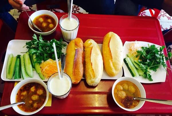 Nhóm ăn sáng bằng món bánh mì xíu mại , sau đó thu xếp và tạm biệt Đà Lạt về lại Sài Gòn. Nhóm ăn sáng bằng món bánh mì xíu mại , sau đó thu xếp và tạm biệt Đà Lạt về lại Sài Gòn.