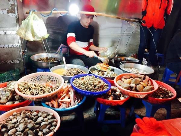 Ngủ dậy, như thường lệ, địa điểm đầu tiên tôi đi khi đến đây là chợ Đà Lạt, ăn một đĩa ốc và uống sữa đậu nành nóng. Ngủ dậy, như thường lệ, địa điểm đầu tiên tôi đi khi đến đây là chợ Đà Lạt, ăn một đĩa ốc và uống sữa đậu nành nóng.